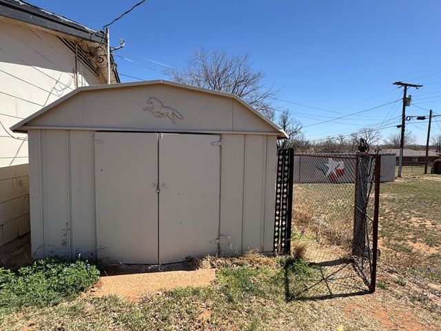 915 E 9th St, Colorado City, TX 79512