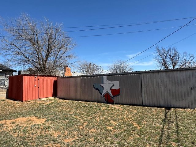 915 E 9th St, Colorado City, TX 79512