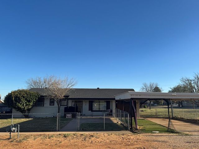 915 E 9th St, Colorado City, TX 79512