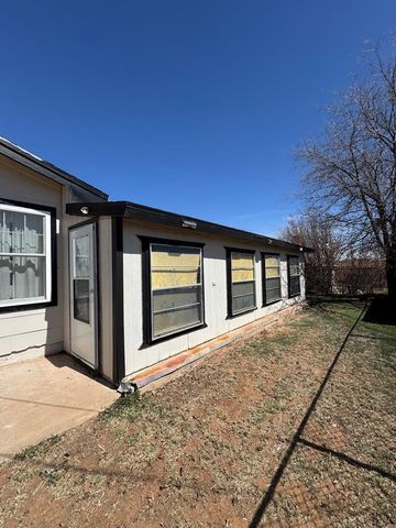 915 E 9th St, Colorado City, TX 79512