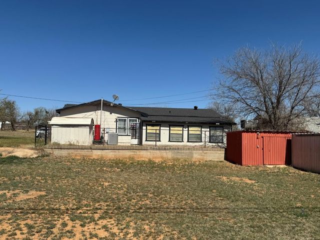 915 E 9th St, Colorado City, TX 79512