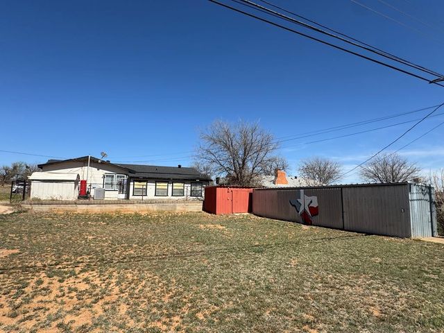 915 E 9th St, Colorado City, TX 79512