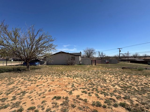 915 E 9th St, Colorado City, TX 79512