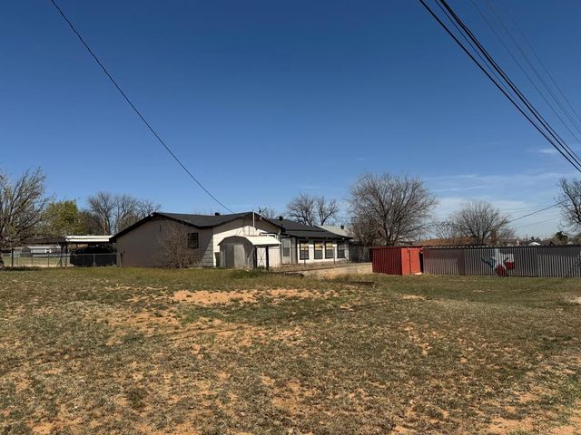 915 E 9th St, Colorado City, TX 79512