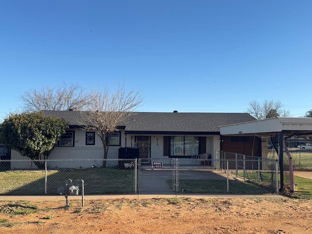 915 E 9th St, Colorado City, TX 79512