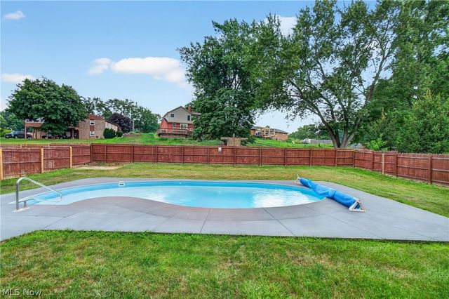 3321 Meadowwood Street NW, Massillon, OH 44646