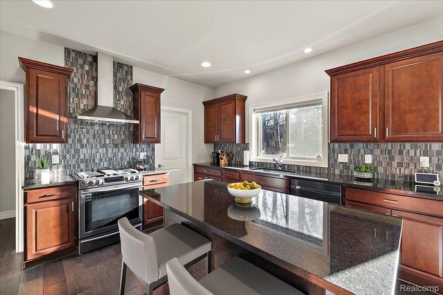 3890 Macaw Drive, Troy, MI 48083