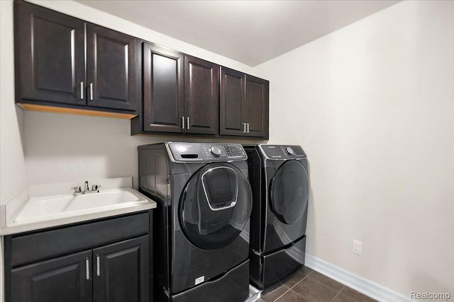 3890 Macaw Drive, Troy, MI 48083