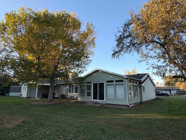 2 Greenway, Minot, ND 58703