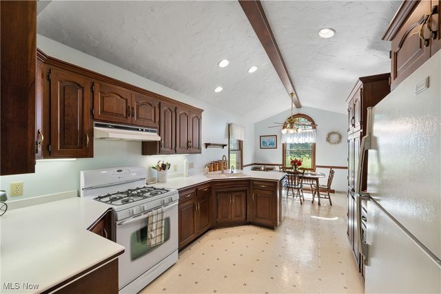 2116 Prysi Road NW, Sugarcreek, OH 44681