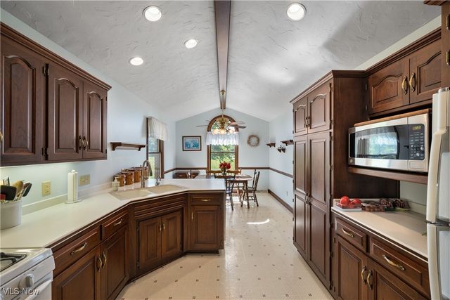 2116 Prysi Road NW, Sugarcreek, OH 44681