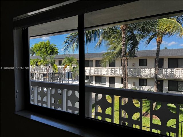 1330 W 29th St 37, Hialeah, FL 33012