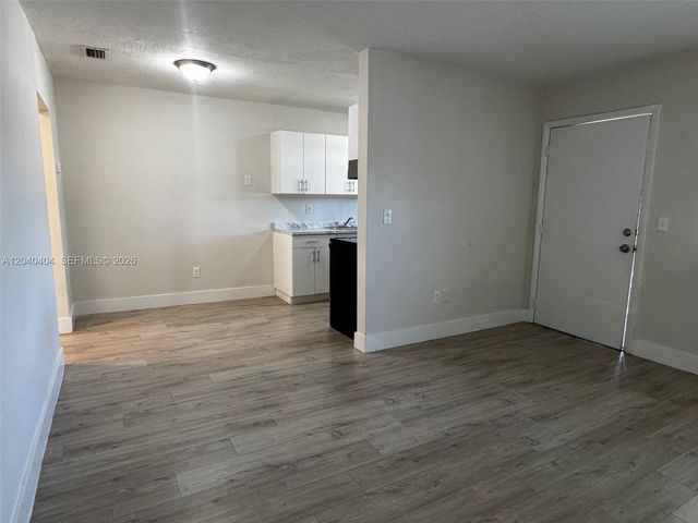 1330 W 29th St 37, Hialeah, FL 33012