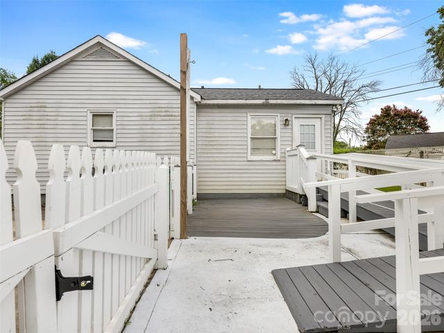 646 Marsh Road, Charlotte, NC 28209