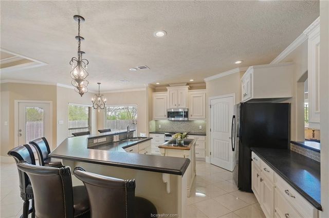 1919 Debbie Drive, Bryan, TX 77802