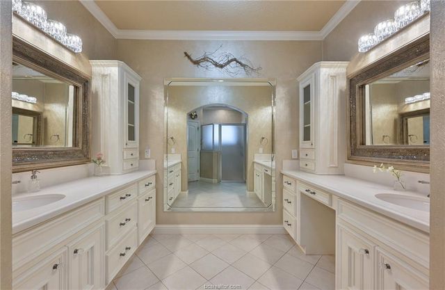 1919 Debbie Drive, Bryan, TX 77802