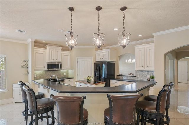 1919 Debbie Drive, Bryan, TX 77802
