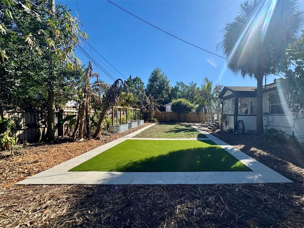 Image 10 of property listing at 3433 18TH STREET N, St Petersburg, FL 33713