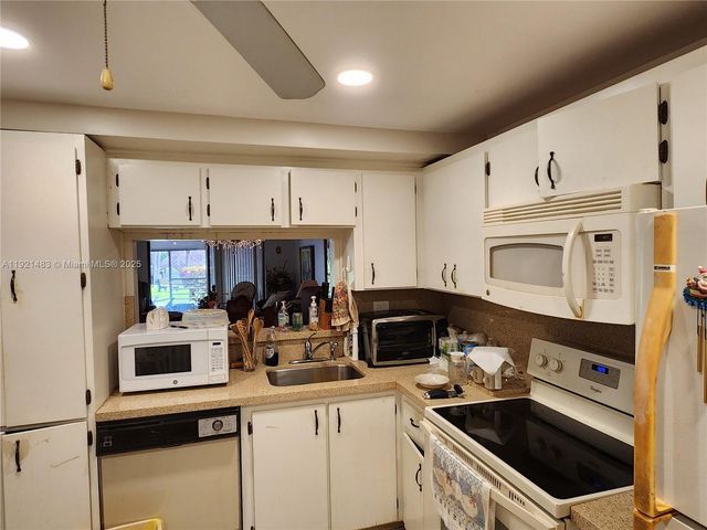 900 Colony Point Cir 107, Pembroke Pines, FL 33026