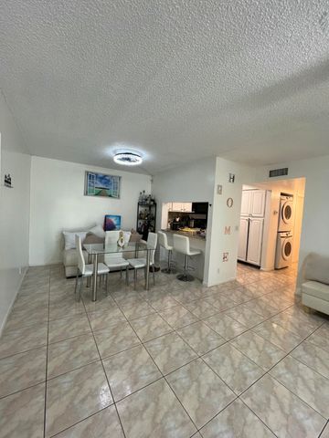 1007 Green Pine Boulevard D2, West Palm Beach, FL 33409