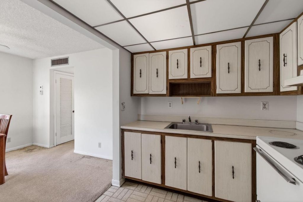 Image 11 of property listing at 642 Burgundy N, Delray Beach, FL 33484