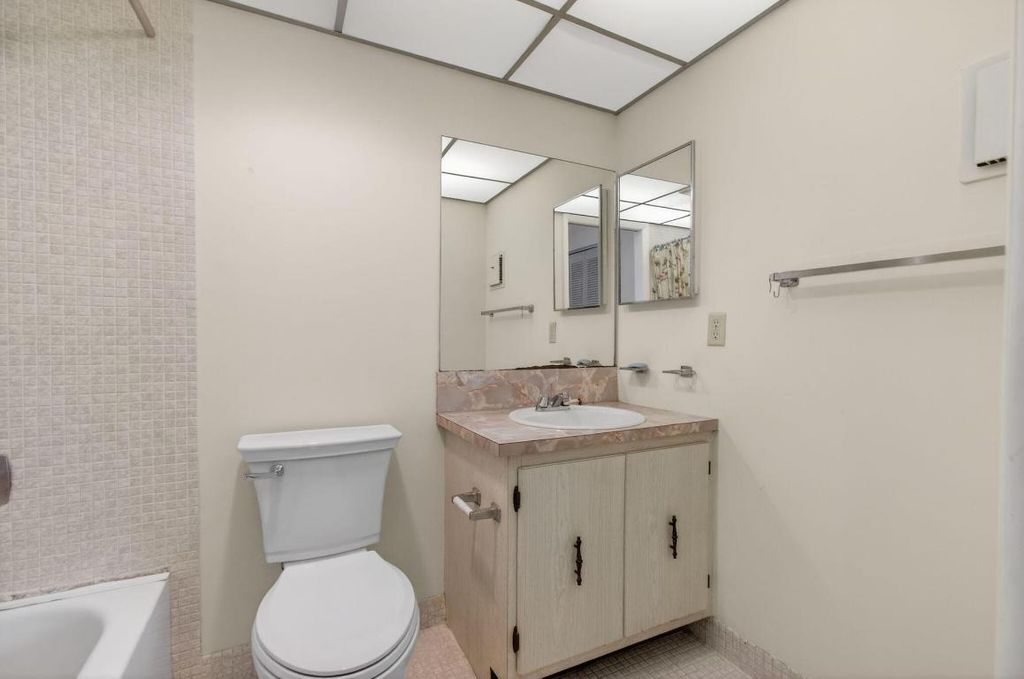 Image 15 of property listing at 642 Burgundy N, Delray Beach, FL 33484