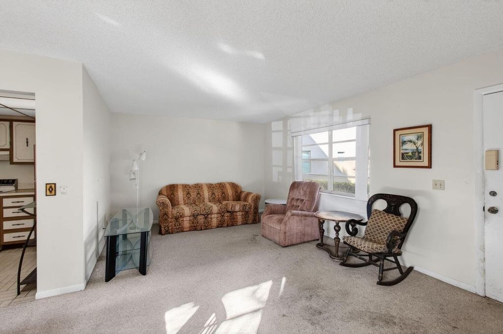 Image 5 of property listing at 642 Burgundy N, Delray Beach, FL 33484