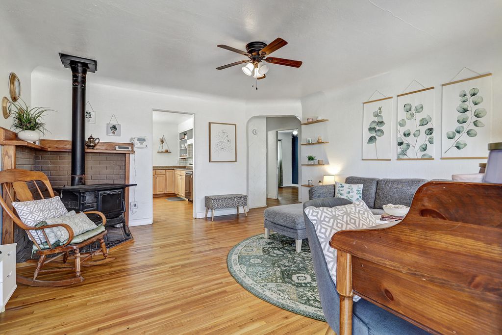 Image 1 of property listing at 936 Palomas Drive SE, Albuquerque, NM 87108