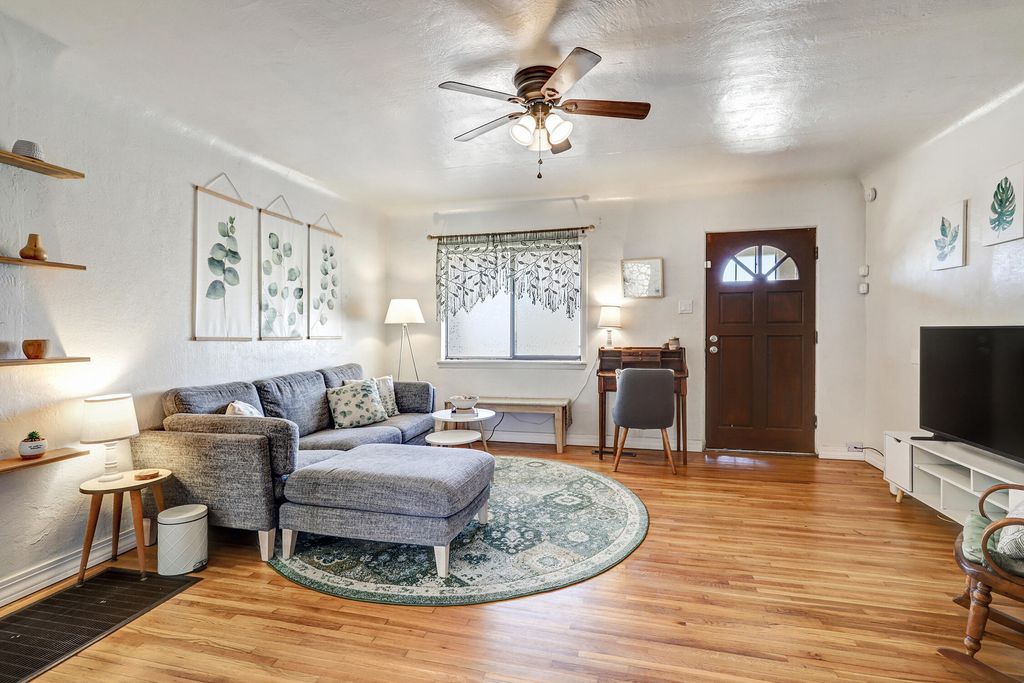 Image 2 of property listing at 936 Palomas Drive SE, Albuquerque, NM 87108