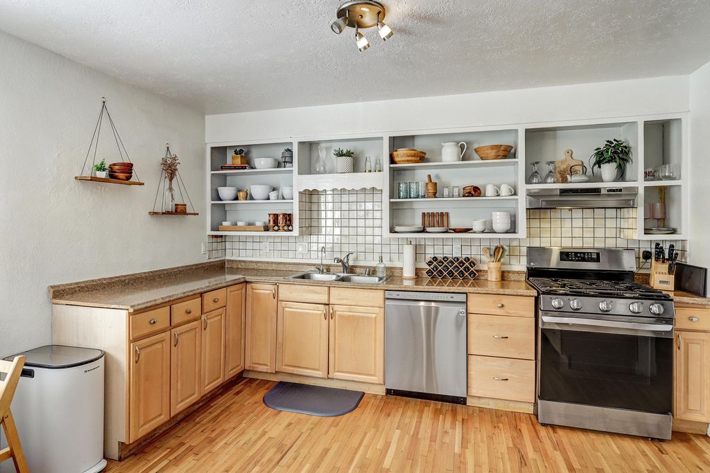 Image 3 of property listing at 936 Palomas Drive SE, Albuquerque, NM 87108