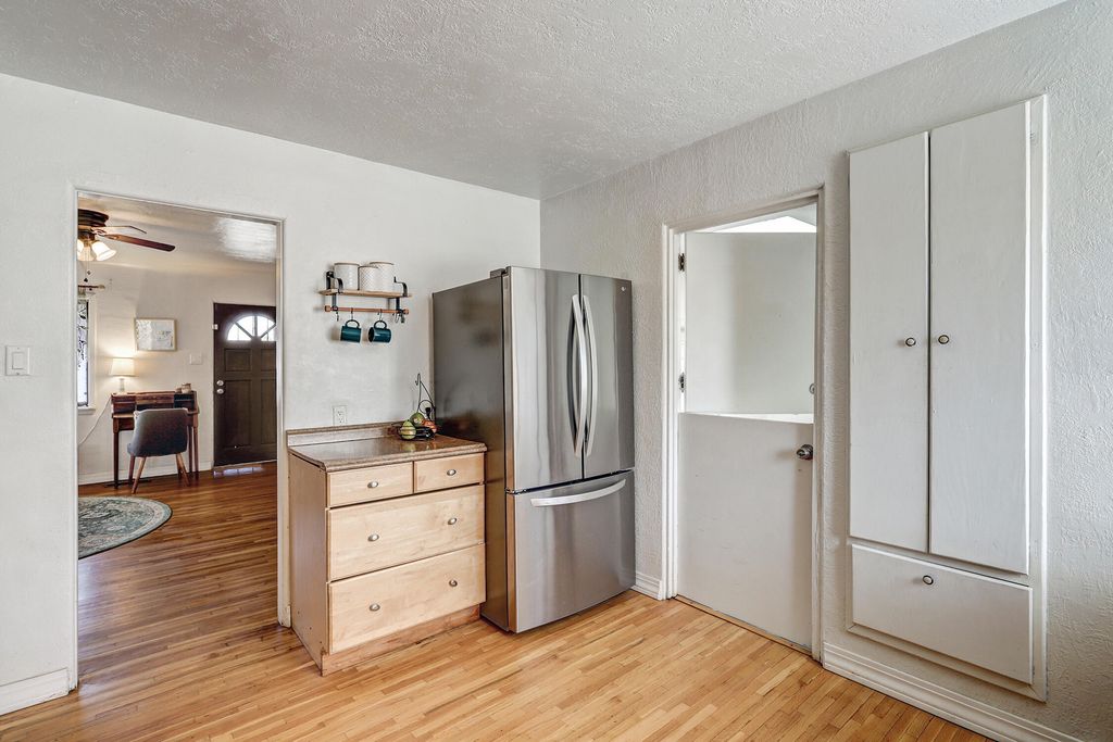 Image 4 of property listing at 936 Palomas Drive SE, Albuquerque, NM 87108