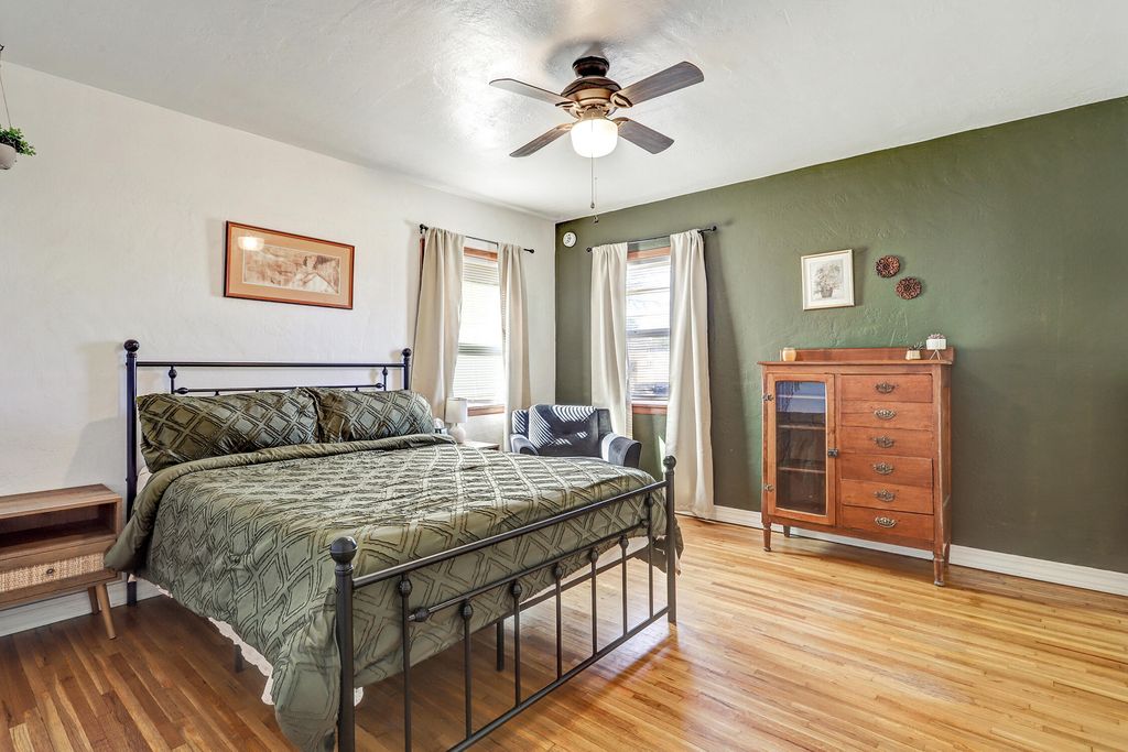 Image 5 of property listing at 936 Palomas Drive SE, Albuquerque, NM 87108