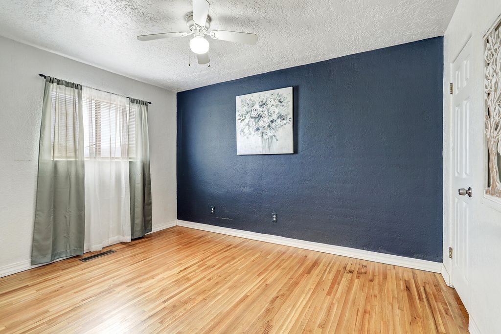 Image 6 of property listing at 936 Palomas Drive SE, Albuquerque, NM 87108