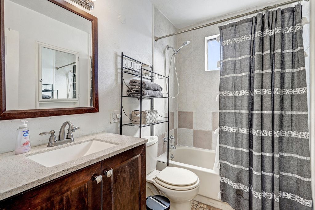 Image 7 of property listing at 936 Palomas Drive SE, Albuquerque, NM 87108