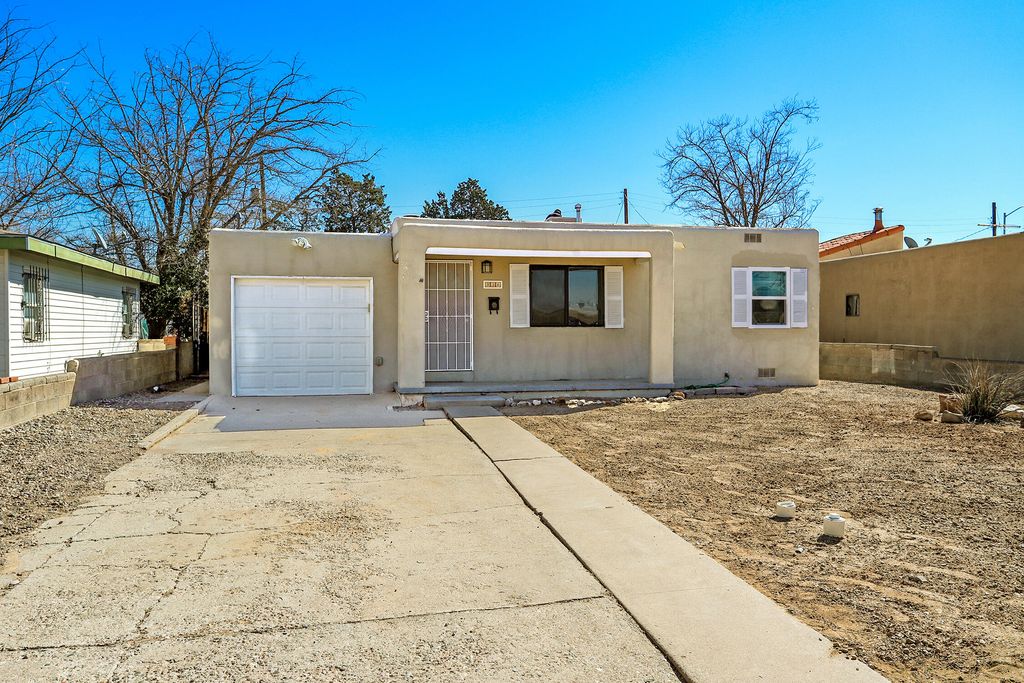 Image 8 of property listing at 936 Palomas Drive SE, Albuquerque, NM 87108