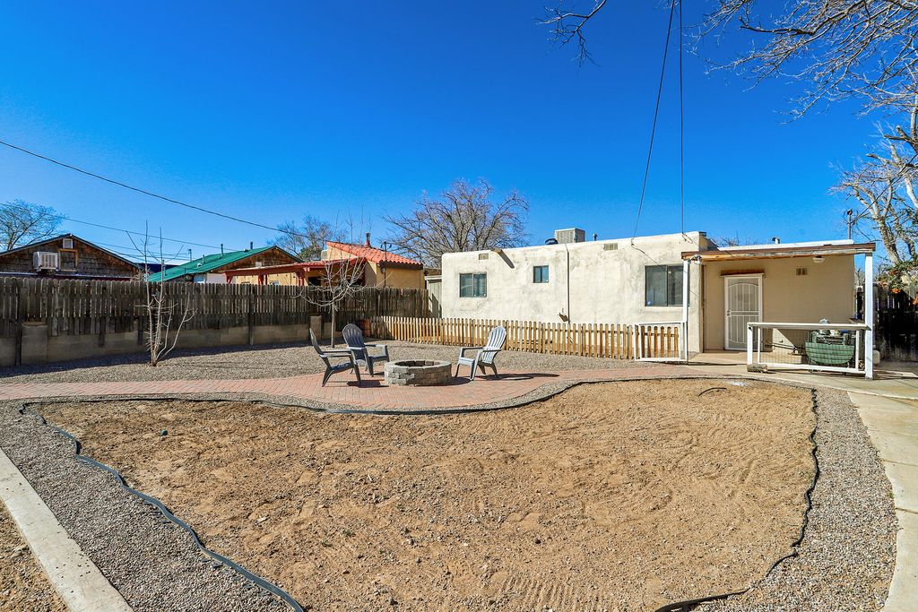 Image 9 of property listing at 936 Palomas Drive SE, Albuquerque, NM 87108