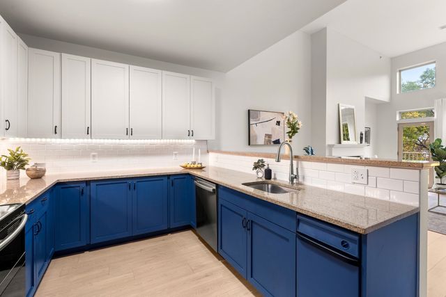 3 Harvest Dr 305, North Andover, MA 01876