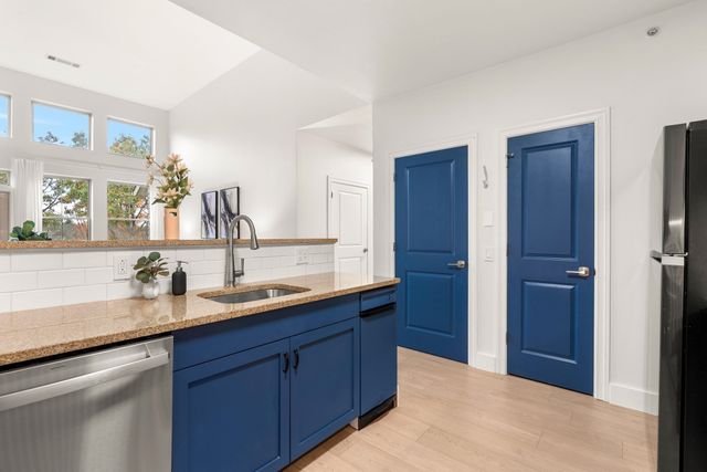 3 Harvest Dr 305, North Andover, MA 01876