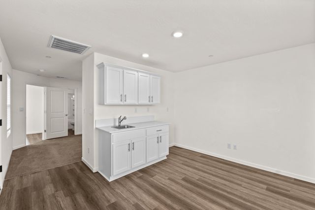 1109 E Elkhorn Avenue, Visalia, CA 93292