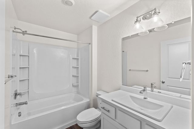 1109 E Elkhorn Avenue, Visalia, CA 93292