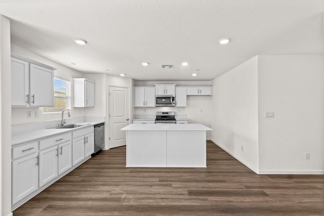 1109 E Elkhorn Avenue, Visalia, CA 93292