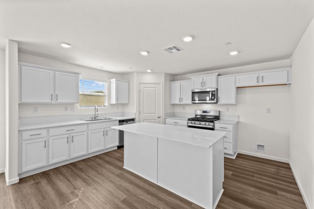 1109 E Elkhorn Avenue, Visalia, CA 93292