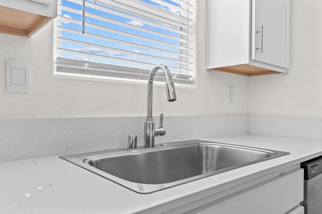 1109 E Elkhorn Avenue, Visalia, CA 93292