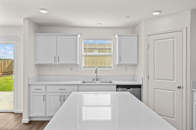 1109 E Elkhorn Avenue, Visalia, CA 93292