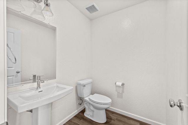 1109 E Elkhorn Avenue, Visalia, CA 93292