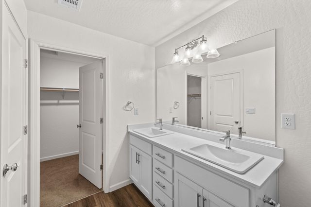 1109 E Elkhorn Avenue, Visalia, CA 93292