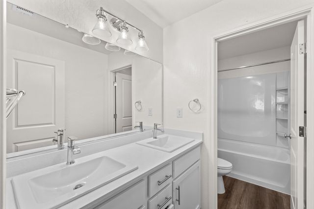 1109 E Elkhorn Avenue, Visalia, CA 93292