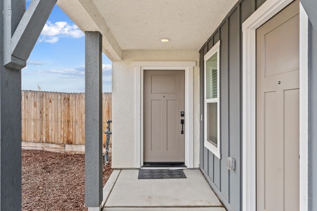 1109 E Elkhorn Avenue, Visalia, CA 93292