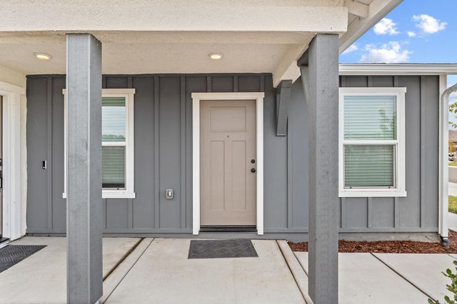 1109 E Elkhorn Avenue, Visalia, CA 93292