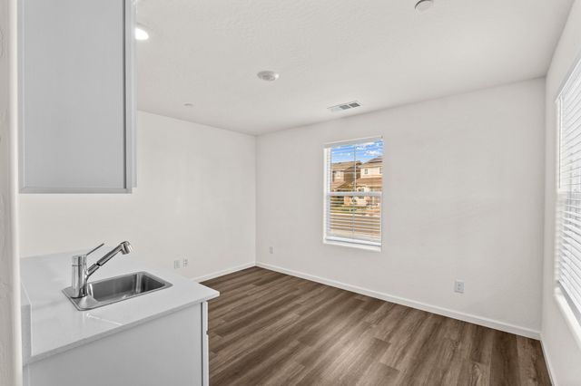 1109 E Elkhorn Avenue, Visalia, CA 93292